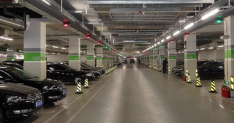 智慧停車(chē)與酒店住宿中的停車(chē)場(chǎng)找車(chē)系統(tǒng) 實(shí)現(xiàn)便捷出行體驗(yàn)